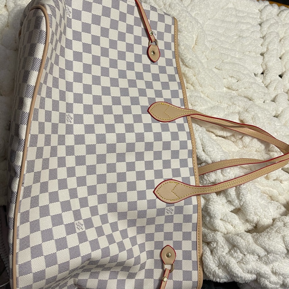 Women’s white purse